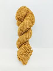 Lana di pecora Sopravissana da filiera corta,
Filato sport - ferri o uncinetto 3,5/4,5
150mt per 50 gr,
Colore arancio tenue ottenuto con tintura naturale